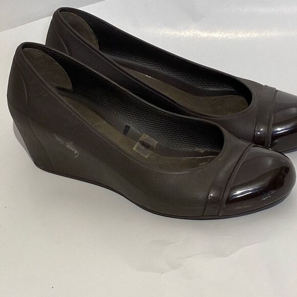 Crocs Women's Dark Brown Patent Toe Cap Wedge Shoes Size 9 - Picture 2 of 8
